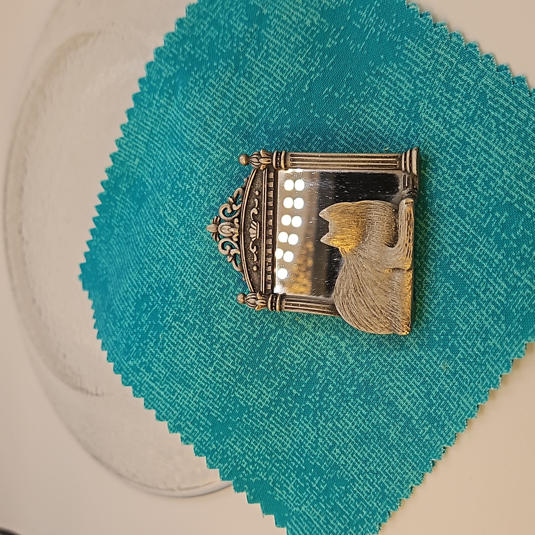 Jj Jonette Cat Looking At Reflection Brooch 20$